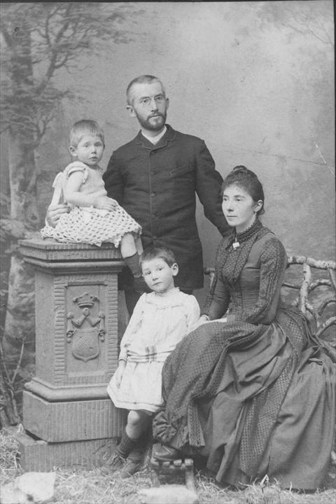 Шарль-Эдуард Жаннере (слева) со своим братом Альбертом и их родителями Жоржем-Эдуардом и Мари-Шарлотт-Амели Жаннере, 1889