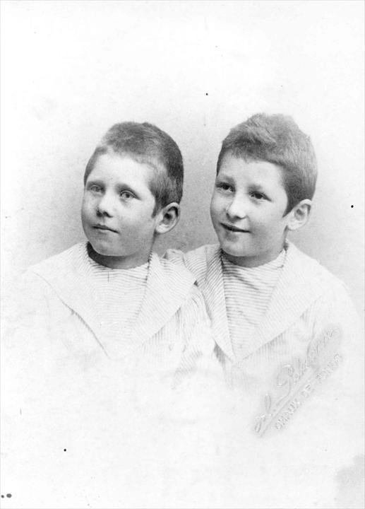 Шарль-Эдуард Жаннере (слева) со своим братом Альбертом. 1891