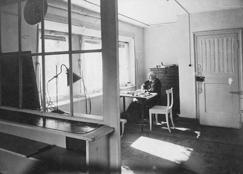 Вилла Жаннере-Перре, Ла-Шо-де-Фон, около 1912 года. Жорж-Эдуард Жаннере (отец Шарля-Эдуарда Жаннере) в своем кабинете