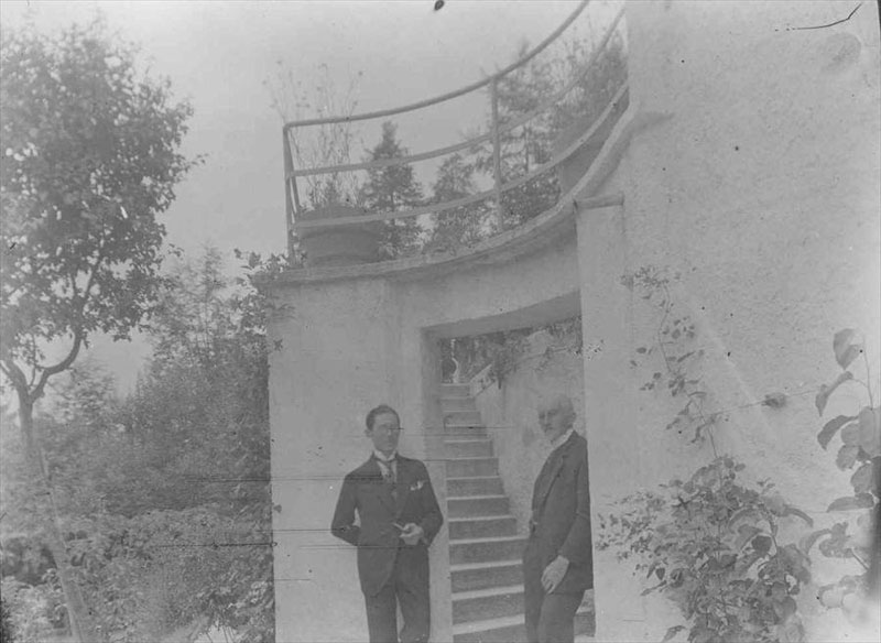 Вилла Жаннере-Пере, Ла-Шо-де-Фон. Шарль-Эдуард Жаннере и его отец Жорж-Эдуард у подножия лестницы, ведущей на террасу сада, около 1912 года
