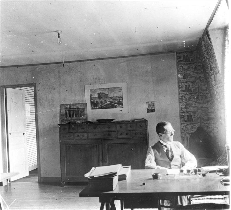 Шарль-Эдуард Жаннере в своей квартире на rue Jacob в Париже, около 1920 года
