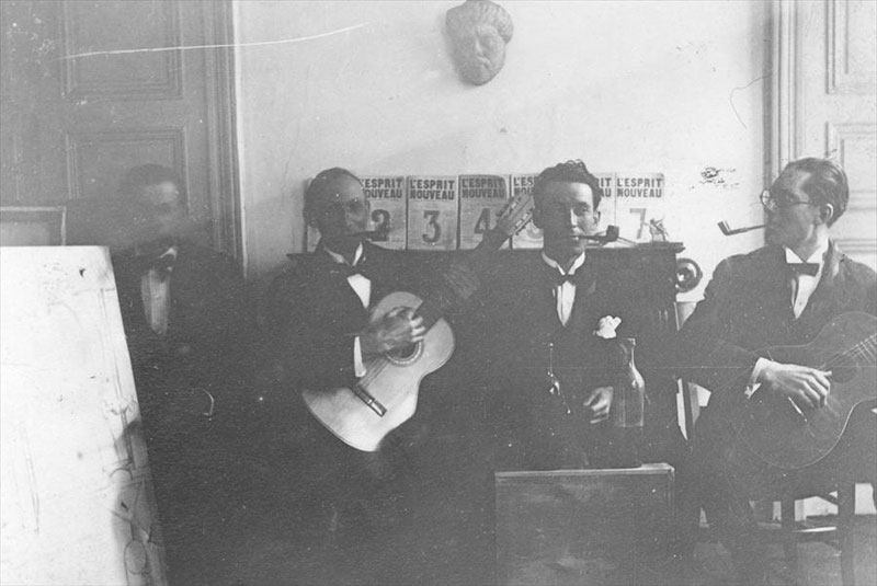 Шарль-Эдуард Жаннере (справа) со своим братом Альбертом и Амеде Озанфан в редакции "L'Esprit Nouveau", около 1920 года
