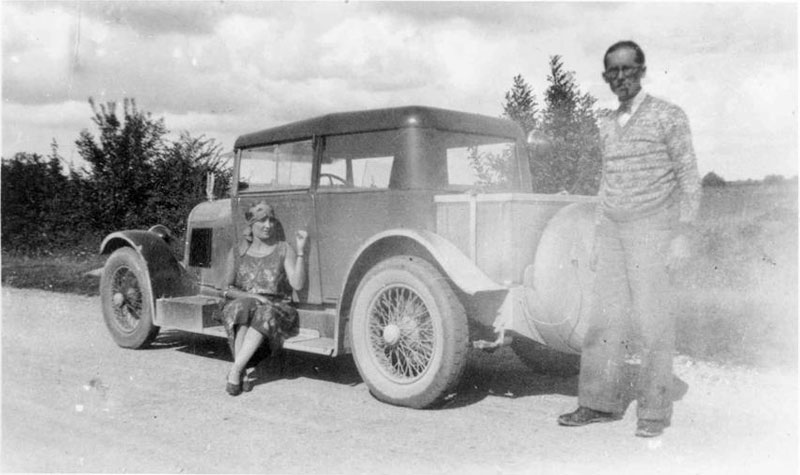Ле Корбюзье, его жена Ивонна и их автомобиль "Вуазьен" (Voisin)