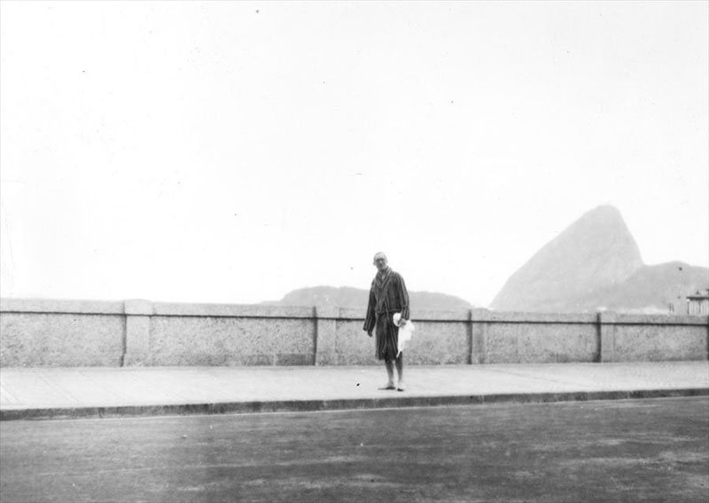 Ле Корбюзье на пути к пляжу в Рио-де-Жанейро, 1929