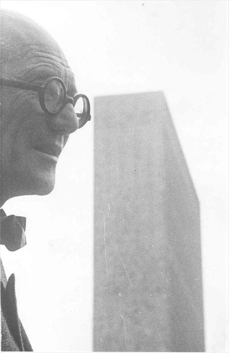 Ле Корбюзье перед зданием Секретариата Организации Объединенных Наций, Нью-Йорк, 1950