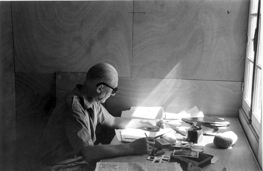 Ле Корбюзье за работой в своем "сарае" на мысе Cap-Martin. Фото: Willy Boesiger