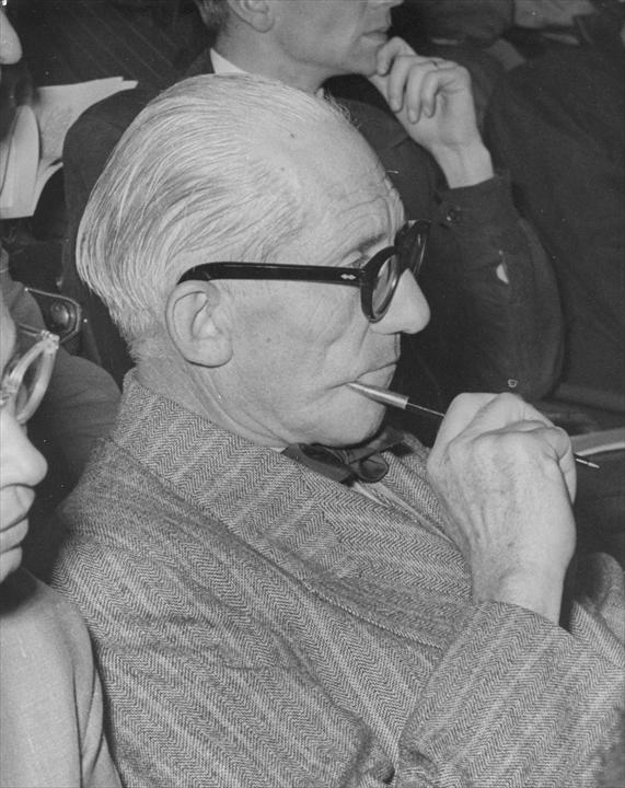 Ле Корбюзье на конференции IX триеннале в Милане, 1951