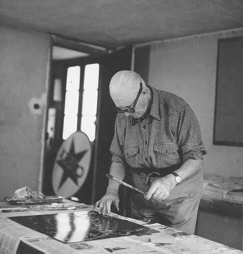 Ле Корбюзье в мастерской Жана Мартена работает над эмалью, 1953