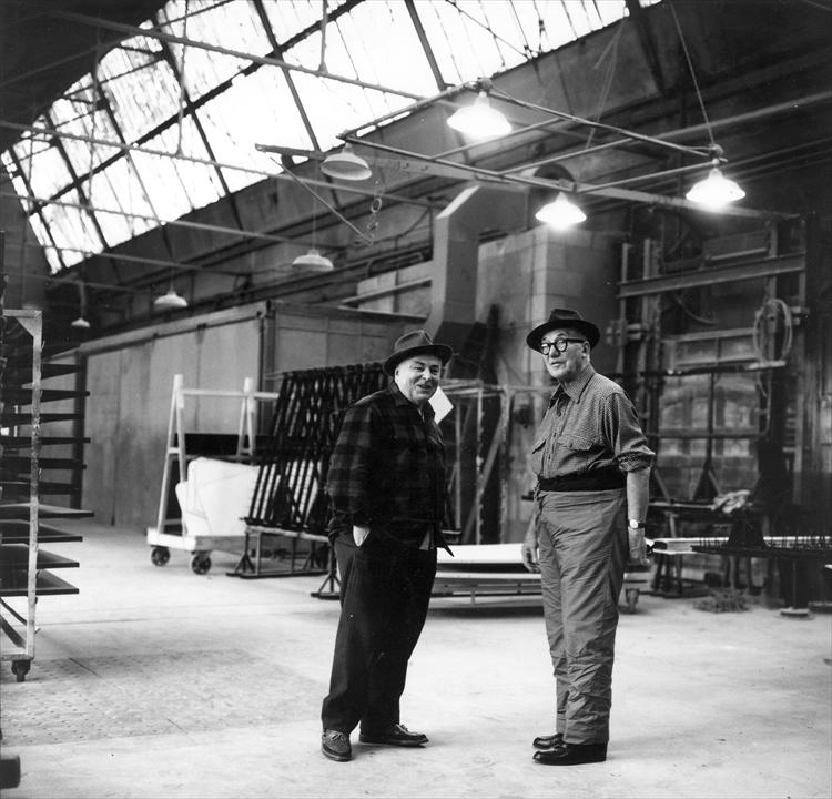 Ле Корбюзье в мастерской Жана Мартена работает над эмалью, 1953