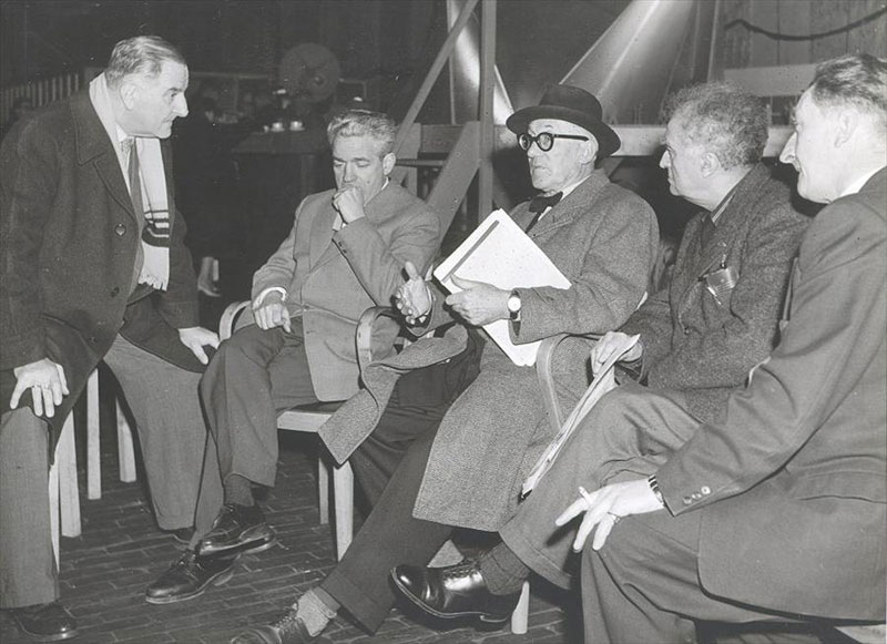 Ле Корбюзье, Эдгар Варезе и другие на открытии павильона Philips "Электронная поэма" в Брюсселе, 1958