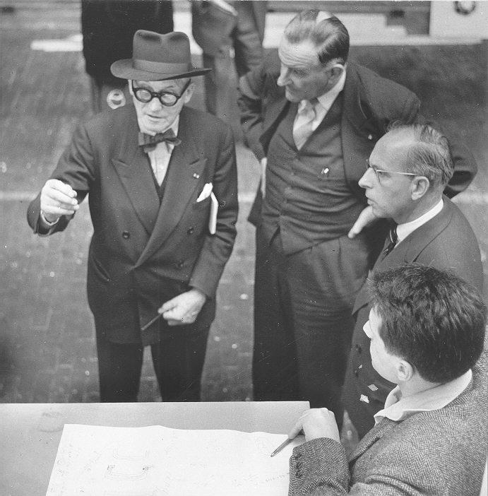 Ле Корбюзье и команда, работавшая над проектом павильона Philips "Электронная поэма" в Брюсселе, 1958