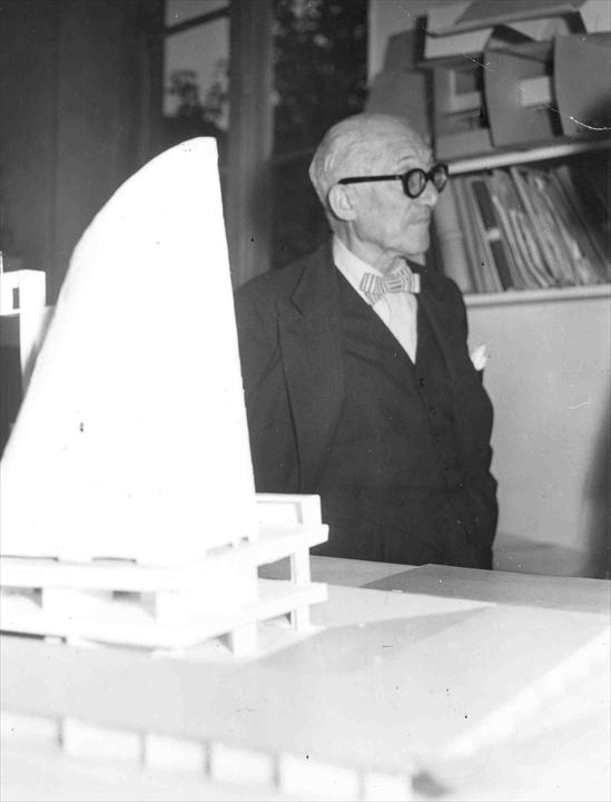 Ле Корбюзье с моделью церкви Святого Петра в Фирмини