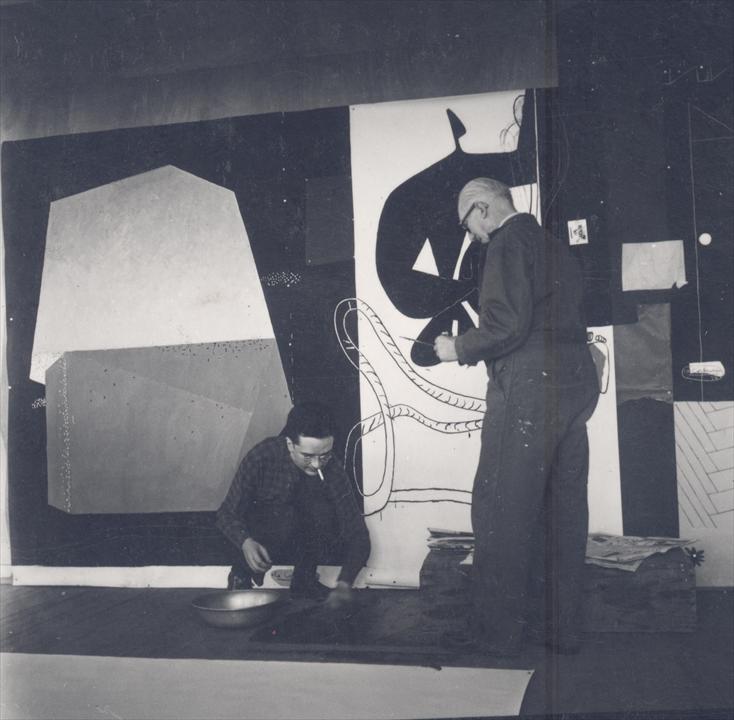 Ле Корбюзье и Пьер Бодуэн перед гобеленом "Ночные следы"