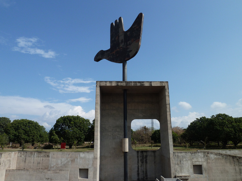 Ле Корбюзье / Le Corbusier. Монумент «Открытая рука» (Main Ouverte, Open Hand Monument), Чандигарх (Chandigarh), Индия. 1950-1965