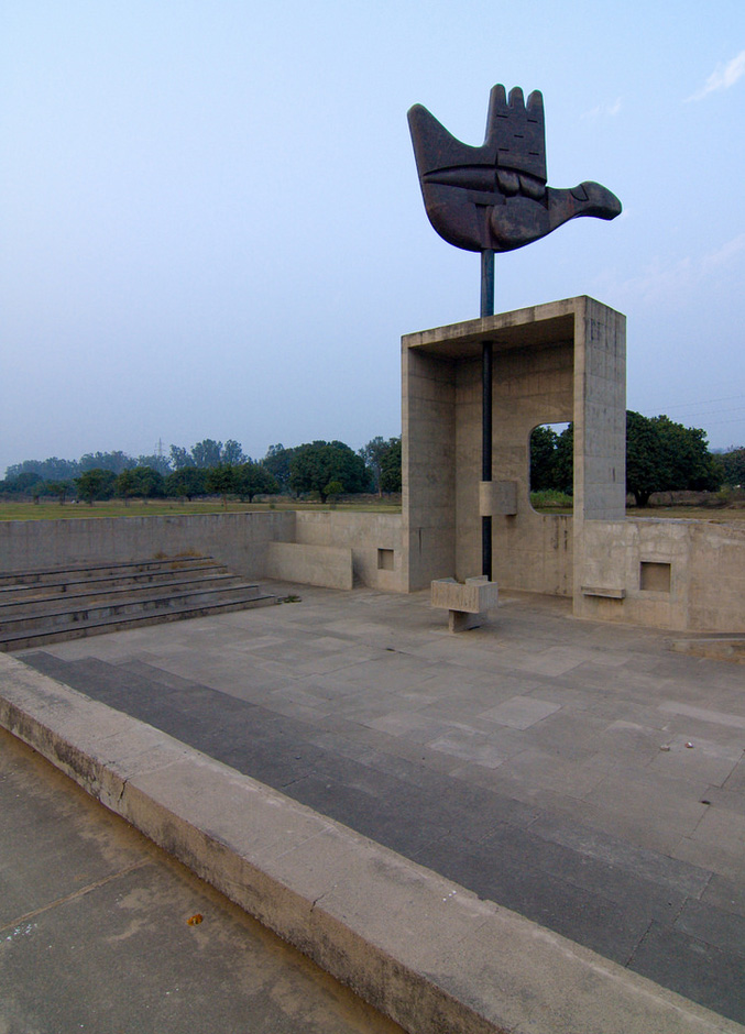 Ле Корбюзье / Le Corbusier. Монумент «Открытая рука» (Main Ouverte, Open Hand Monument), Чандигарх (Chandigarh), Индия. 1950-1965