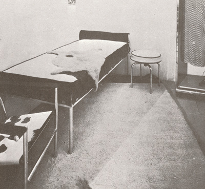 Ле Корбюзье, Пьер Жаннере, Шарлотта Перриан: Табурет для спальни. Осенний салон, 1929