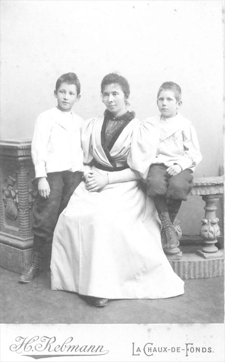 Шарль-Эдуард Жаннере (справа) со своей матерью Мари-Шарлотт-Амели и братом Альбертом. 1891