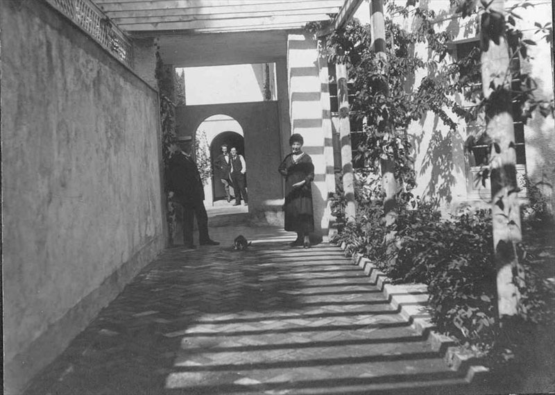 Вилла Жаннере-Пере, Ла-Шо-де-Фон. Шарль-Эдуард Жаннере со своим братом Альбертом и родителями Жорж-Эдуардом и Мари-Шарлотт-Амели Жаннере, около 1912 года