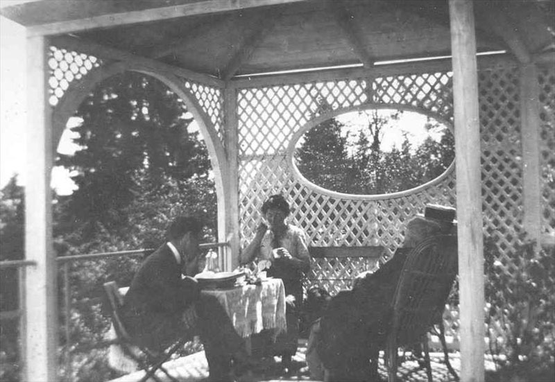 Вилла Жаннере-Пере, Ла-Шо-де-Фон. Семья Жаннере у перголы, около 1912 года