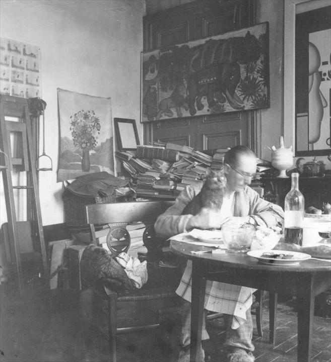 Шарль-Эдуард Жаннере в своей квартире на rue Jacob в Париже, около 1920 года