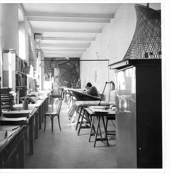Ле Корбюзье и Гильермо Джуллиан де ла Фуэнте в студии на 35 Рю де Севр в Париже