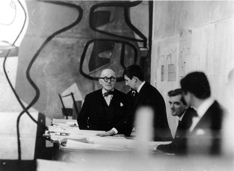 Ле Корбюзье и его команда в студии на 35 Рю де Севр в Париже
