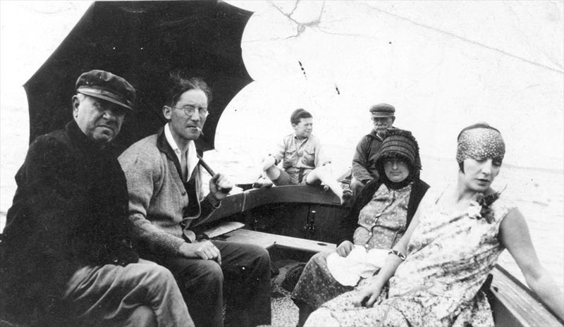 Ле Корбюзье и его жена Ивонна с друзьями