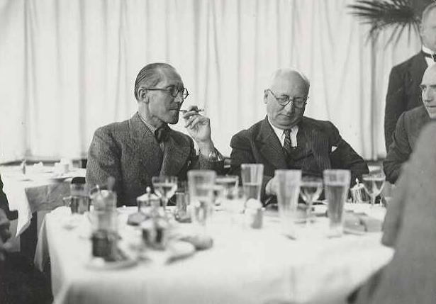 Ле Корбюзье на обсуждении проекта города Бата, Злин, апрель 1935 года
