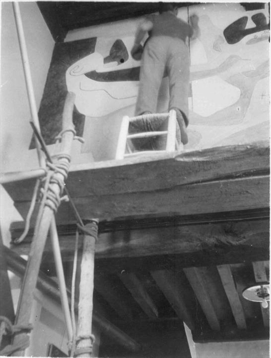 Ле Корбюзье расписывает дом Бадовичи в Vezelay, 1936