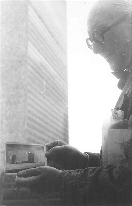 Ле Корбюзье перед зданием Секретариата Организации Объединенных Наций, Нью-Йорк, 1950