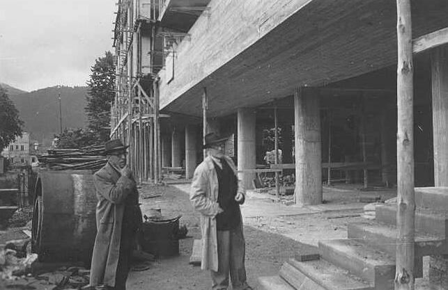 Ле Корбюзье Клод Дюваль на строительстве фабрики Duval в Сент-Дье, 1947