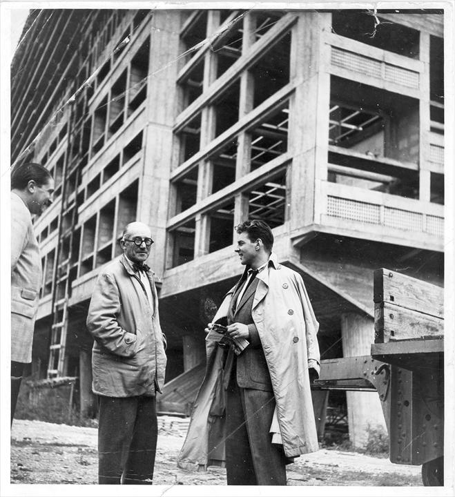 Ле Корбюзье и Жан-Пьер Омон на строительстве Жилой Единицы в Марселе. Фото: Marcel de Renzis