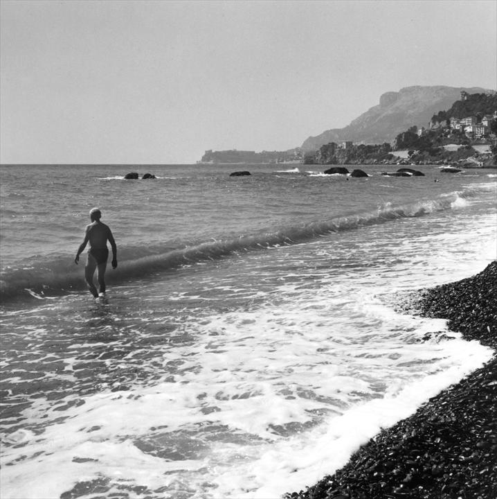 Ле Корбюзье плавает в океане у мыса Cap-Martin, 1964 год. Фото: Люсьен Эрве