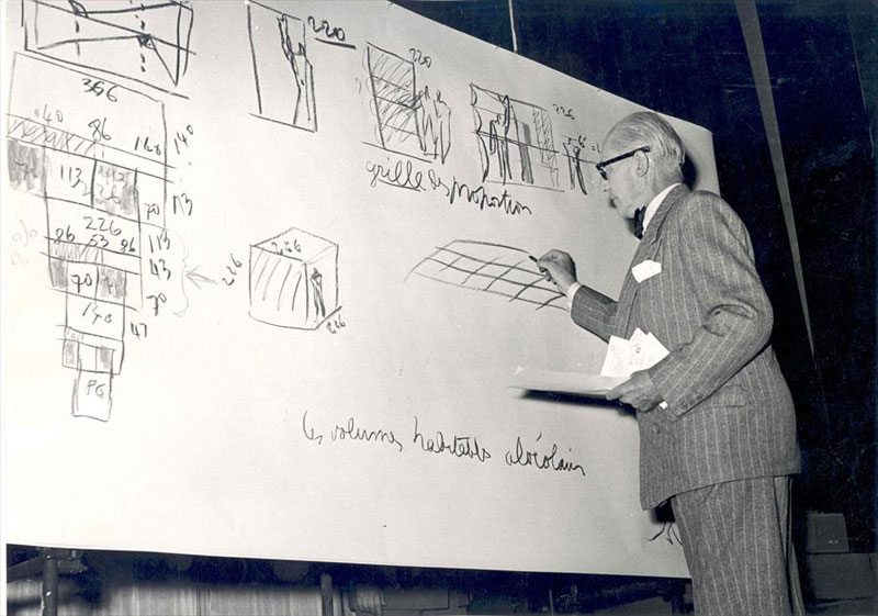 Ле Корбюзье объясняет работу системы Модулор на конференции IX триеннале в Милане, 1951