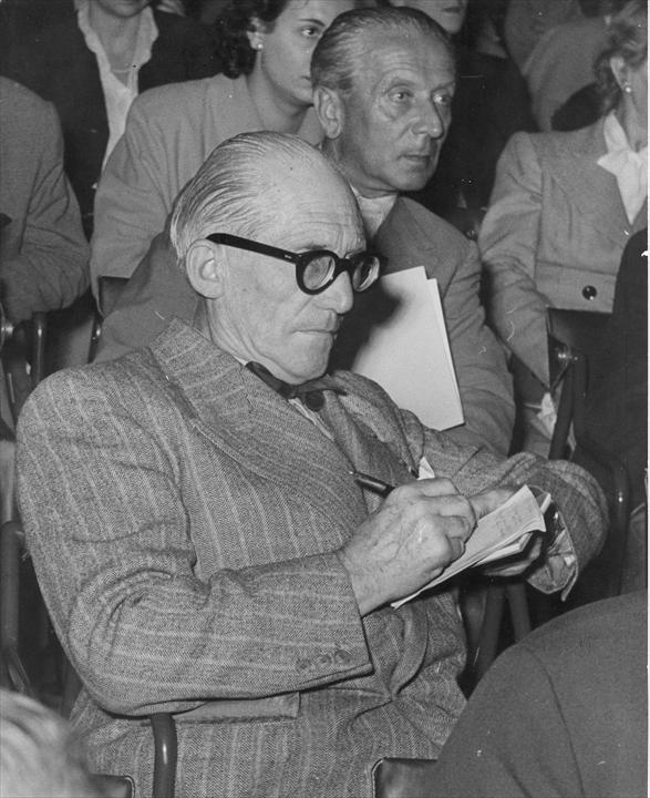 Ле Корбюзье на конференции IX триеннале в Милане, 1951